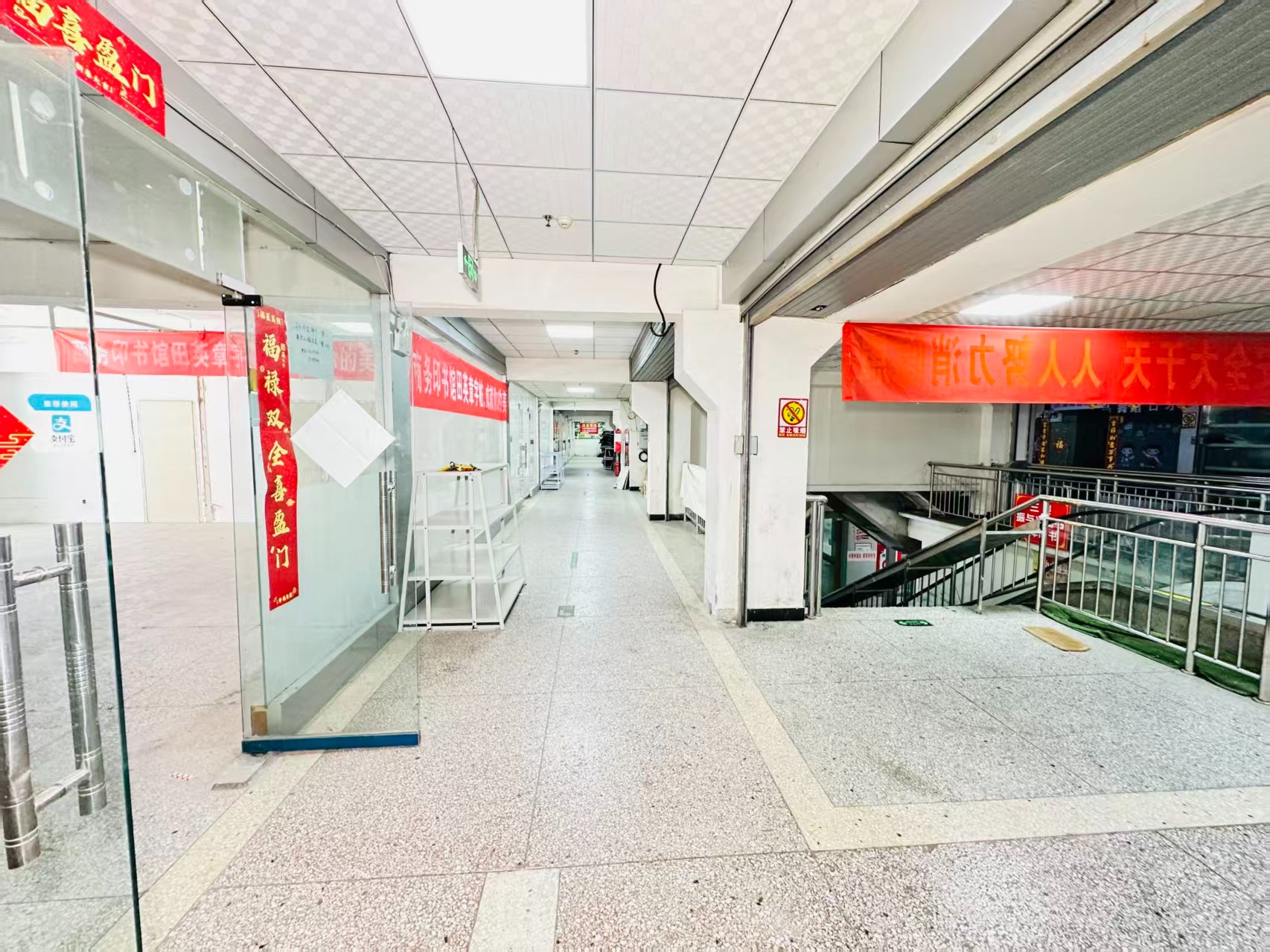 新村北街引入人工智能技术应用场景，推动AI与商业、零售、电商、企业服务等领域融合发展。